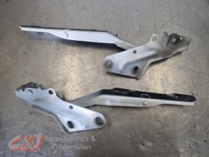 Gebruikte Motorkap Scharnier Dodge 1500 Standard Cab (DS) 5.7 Hemi V8 4x4 Prijs € 36,75 Margeregeling aangeboden door C&J Bedrijfsauto's & Onderdelen