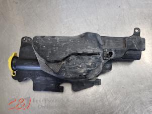 Gebruikte Ruitensproeiertank voor Dodge 1500 Standard Cab (DS) 5.7 Hemi V8 4x4 Prijs € 42,00 Margeregeling aangeboden door C&J Bedrijfsauto's & Onderdelen