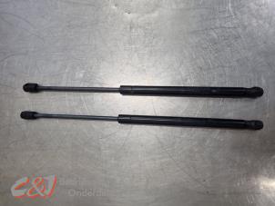 Gebruikte Gasdemper Motorkap Set Dodge 1500 Standard Cab (DS) 5.7 Hemi V8 4x4 Prijs € 52,50 Margeregeling aangeboden door C&J Bedrijfsauto's & Onderdelen