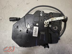 Gebruikte Slotmechaniek Achterklep Volkswagen Caddy III (2KA,2KH,2CA,2CH) 2.0 SDI Prijs € 42,00 Margeregeling aangeboden door C&J Bedrijfsauto's & Onderdelen