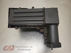 Gebruikte Luchtfilterhuis Volkswagen Caddy III (2KA,2KH,2CA,2CH) 2.0 SDI Prijs € 36,75 Margeregeling aangeboden door C&J Bedrijfsauto's & Onderdelen