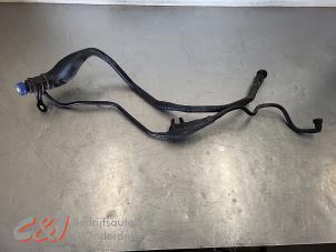 Gebruikte Vulpijp ad-blue tank Citroen Berlingo 1.6 Hdi, BlueHDI 75 Prijs € 63,00 Margeregeling aangeboden door C&J Bedrijfsauto's & Onderdelen