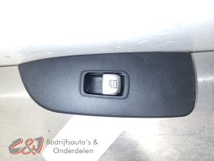 Gebruikte Schakelaar Elektrisch Raam Mercedes Vito (447.6) 1.6 111 CDI 16V Prijs € 21,00 Margeregeling aangeboden door C&J Bedrijfsauto's & Onderdelen