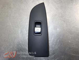 Gebruikte Raam schakelaar elektrisch Mercedes Vito (447.6) 2.2 116 CDI 16V Prijs € 26,25 Margeregeling aangeboden door C&J Bedrijfsauto's & Onderdelen