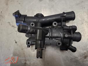 Gebruikte Thermostaathuis Citroen Jumper (U9) 2.2 Blue HDi 140 Prijs € 120,75 Margeregeling aangeboden door C&J Bedrijfsauto's & Onderdelen