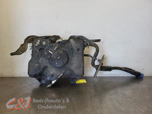 Gebruikte Adblue tank Nissan NV 400 2.3 dCi 170 16V Prijs € 315,00 Margeregeling aangeboden door C&J Bedrijfsauto's & Onderdelen