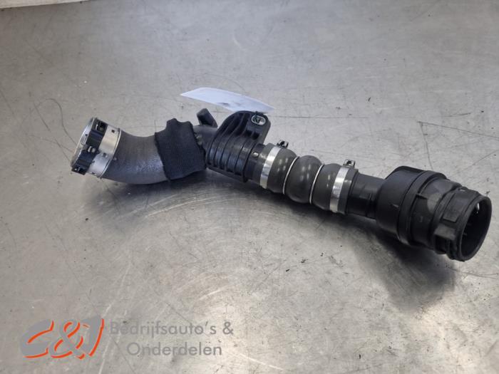 Gebruikte Intercooler Buis Mercedes Citan (420.6) 1.5 110 CDI Prijs € 68,25 Margeregeling aangeboden door C&J Bedrijfsauto's & Onderdelen