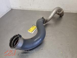 Gebruikte Intercooler Slang Renault Trafic (1FL/2FL/3FL/4FL) 1.6 dCi 125 Twin Turbo Prijs € 47,25 Margeregeling aangeboden door C&J Bedrijfsauto's & Onderdelen