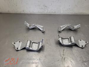 Gebruikte Scharnierset Mercedes Vito (447.6) 2.2 116 CDI 16V Prijs € 210,00 Margeregeling aangeboden door C&J Bedrijfsauto's & Onderdelen