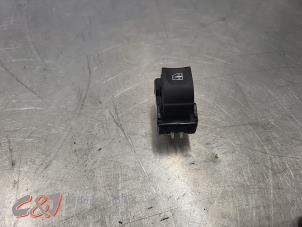 Gebruikte Ruit schakelaar elektrisch Renault Master III (FV) 2.3 dCi 150 16V FWD Prijs € 21,00 Margeregeling aangeboden door C&J Bedrijfsauto's & Onderdelen