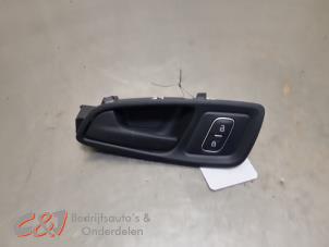 Gebruikte Portiergreep 2Deurs links Ford Transit Connect (PJ2) 1.5 EcoBlue Prijs € 21,00 Margeregeling aangeboden door C&J Bedrijfsauto's & Onderdelen