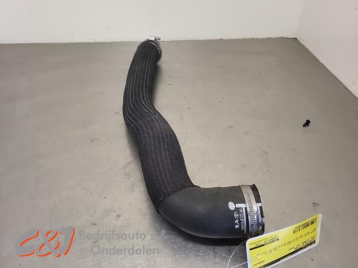 Gebruikte Intercooler Slang Opel Vivaro 2.0 Diesel 145 Prijs € 31,50 Margeregeling aangeboden door C&J Bedrijfsauto's & Onderdelen