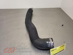Gebruikte Intercooler Slang Opel Vivaro 2.0 Diesel 145 Prijs € 33,60 Margeregeling aangeboden door C&J Bedrijfsauto's & Onderdelen