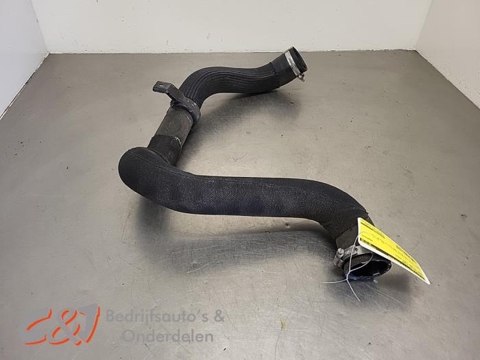 Gebruikte Intercooler Slang Opel Vivaro 2.0 Diesel 145 Prijs € 31,50 Margeregeling aangeboden door C&J Bedrijfsauto's & Onderdelen