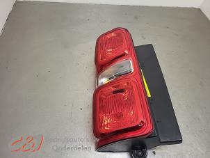 Gebruikte Achterlicht links Opel Vivaro 2.0 Diesel 145 Prijs € 84,00 Margeregeling aangeboden door C&J Bedrijfsauto's & Onderdelen
