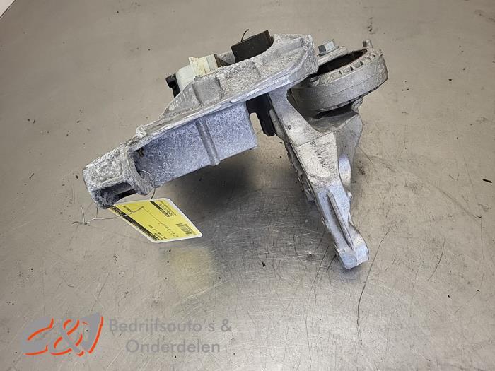 Gebruikte Motorsteun Opel Vivaro 2.0 Diesel 145 Prijs € 47,25 Margeregeling aangeboden door C&J Bedrijfsauto's & Onderdelen