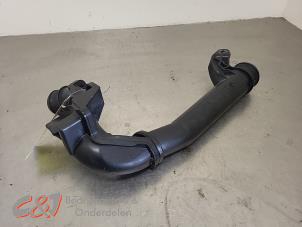 Gebruikte Intercooler Buis Opel Vivaro 2.0 Diesel 145 Prijs € 26,25 Margeregeling aangeboden door C&J Bedrijfsauto's & Onderdelen