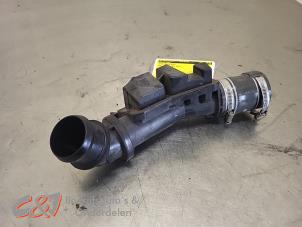 Gebruikte Intercooler Buis Opel Vivaro 2.0 Diesel 145 Prijs € 26,25 Margeregeling aangeboden door C&J Bedrijfsauto's & Onderdelen