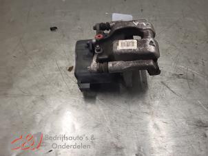 Gebruikte Remklauw (Tang) links-achter Opel Vivaro 2.0 Diesel 145 Prijs € 68,25 Margeregeling aangeboden door C&J Bedrijfsauto's & Onderdelen