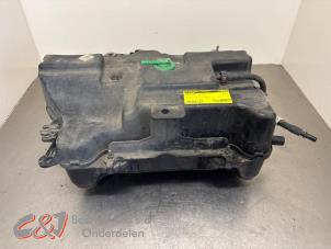 Gebruikte Adblue tank Nissan NV 300 2.0 dCi 16V 120 Prijs € 299,25 Margeregeling aangeboden door C&J Bedrijfsauto's & Onderdelen