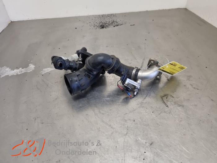 Gebruikte Intercooler Buis Nissan NV 300 2.0 dCi 16V 120 Prijs € 31,50 Margeregeling aangeboden door C&J Bedrijfsauto's & Onderdelen