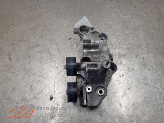 Gebruikte Dynamosteun onder Renault Master III (FV) 2.3 dCi 150 16V FWD Prijs € 26,25 Margeregeling aangeboden door C&J Bedrijfsauto's & Onderdelen