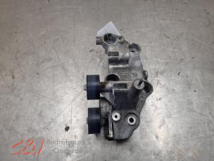 Gebruikte Dynamosteun onder Renault Master III (FV) 2.3 dCi 150 16V FWD Prijs € 42,00 Margeregeling aangeboden door C&J Bedrijfsauto's & Onderdelen