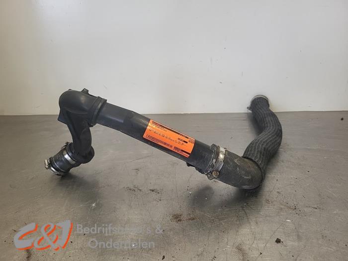 Gebruikte Intercooler Buis Opel Vivaro 2.0 Diesel 145 Prijs € 31,50 Margeregeling aangeboden door C&J Bedrijfsauto's & Onderdelen