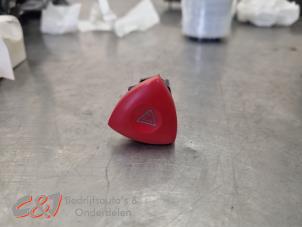 Gebruikte Paniekverlichtings Schakelaar Opel Vivaro 2.5 DTI 16V Prijs € 15,75 Margeregeling aangeboden door C&J Bedrijfsauto's & Onderdelen