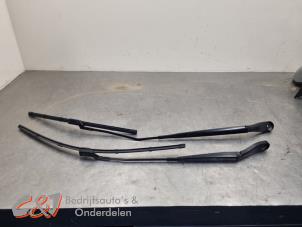 Gebruikte Ruitenwisserarm set Ford Transit Custom 2.0 EcoBlue 136 Prijs € 47,25 Margeregeling aangeboden door C&J Bedrijfsauto's & Onderdelen