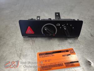 Gebruikte Kachel Bedieningspaneel Volkswagen Transporter T5 1.9 TDi Prijs € 262,50 Margeregeling aangeboden door C&J Bedrijfsauto's & Onderdelen