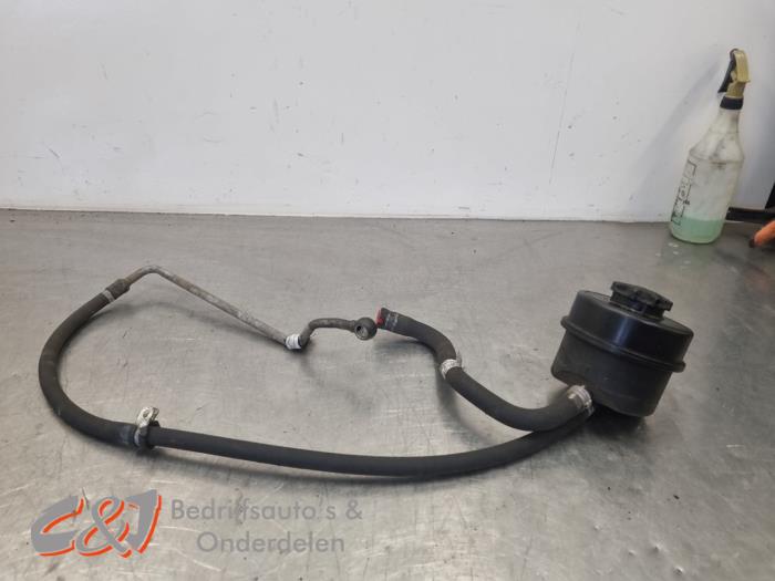 Gebruikte Servo Oliereservoir Iveco New Daily VI 33S16, 35C16, 35S16 Prijs € 31,50 Margeregeling aangeboden door C&J Bedrijfsauto's & Onderdelen