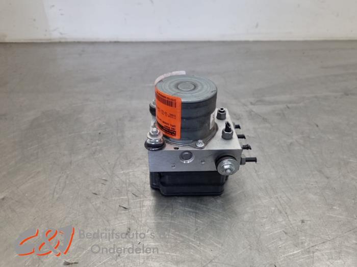 Gebruikte ABS Pomp Opel Combo Cargo 1.5 CDTI 130 Prijs € 68,25 Margeregeling aangeboden door C&J Bedrijfsauto's & Onderdelen