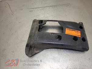 Gebruikte Bumpersteun links-achter Nissan Interstar 2.3 dCi 135 16V Prijs € 21,00 Margeregeling aangeboden door C&J Bedrijfsauto's & Onderdelen