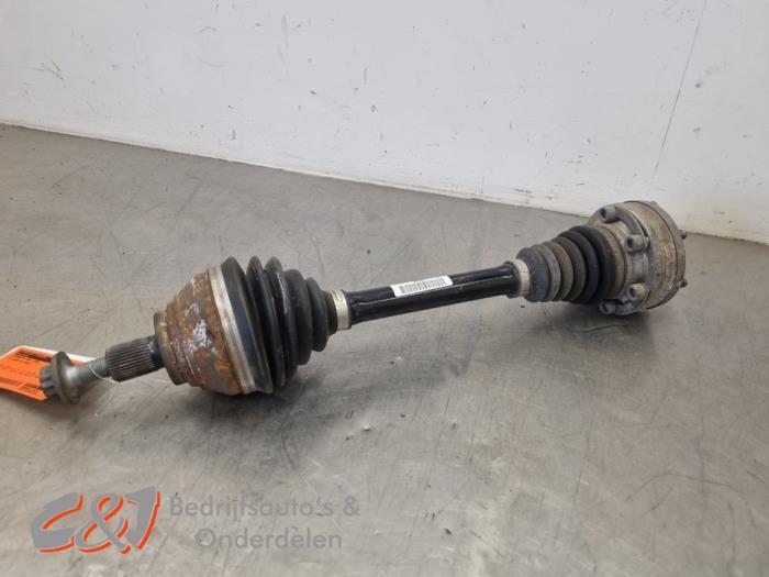 Gebruikte Aandrijfas links-voor Volkswagen Caddy Cargo V (SBA/SBH) 2.0 TDI BlueMotionTechnology Prijs € 78,75 Margeregeling aangeboden door C&J Bedrijfsauto's & Onderdelen