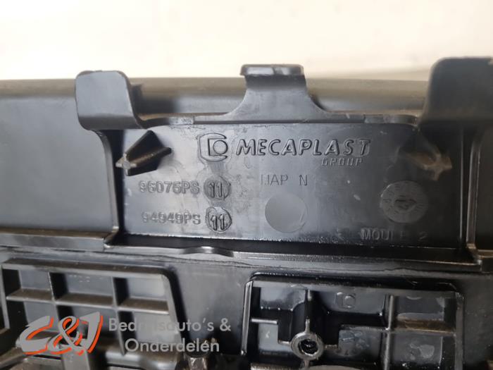 Kleppendeksel van een Opel Vivaro 2.0 Diesel 145 2022