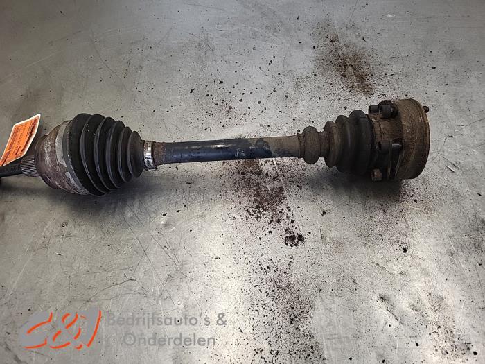 Gebruikte Aandrijfas links-voor Volkswagen Transporter T4 2.5 TDI Prijs € 31,50 Margeregeling aangeboden door C&J Bedrijfsauto's & Onderdelen