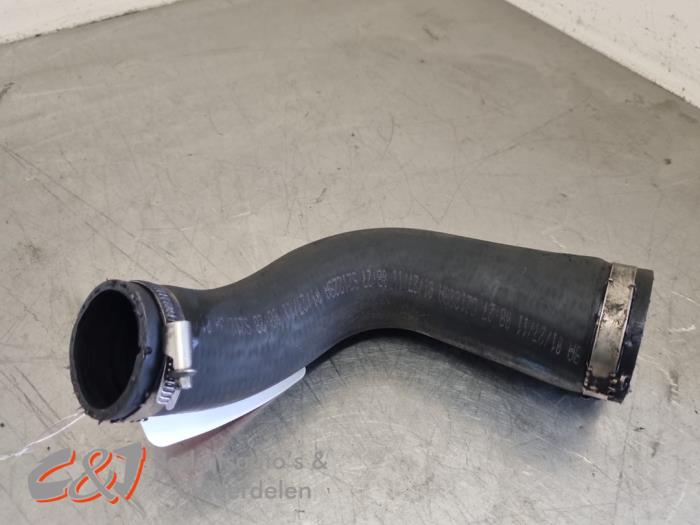 Gebruikte Intercooler Slang Volkswagen Transporter T5 2.0 BiTDI DRF 4 Motion Prijs € 17,85 Margeregeling aangeboden door C&J Bedrijfsauto's & Onderdelen