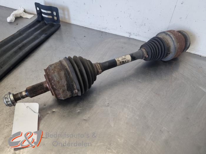 Gebruikte Aandrijfas links-voor Volkswagen Transporter T5 2.5 TDi Prijs € 28,88 Margeregeling aangeboden door C&J Bedrijfsauto's & Onderdelen