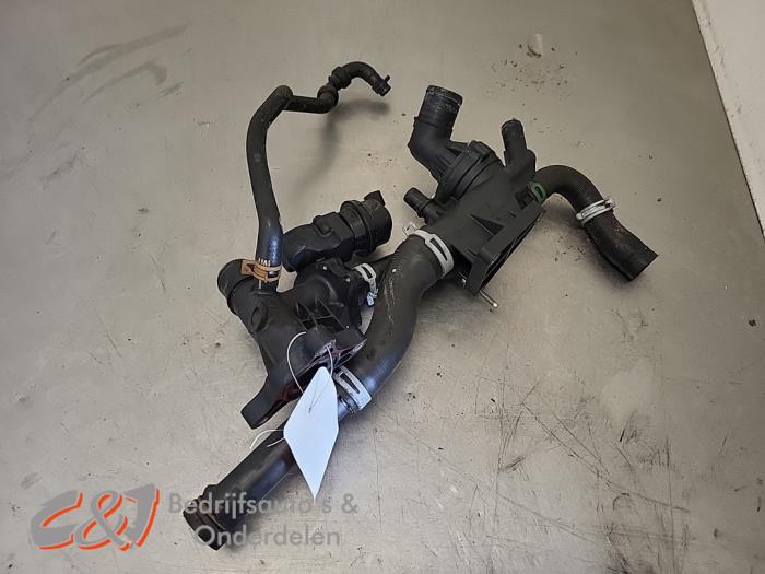 Gebruikte Thermostaathuis Renault Trafic (1FL/2FL/3FL/4FL) 1.6 dCi 145 Twin Turbo Prijs € 26,25 Margeregeling aangeboden door C&J Bedrijfsauto's & Onderdelen