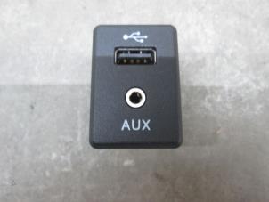 Gebruikte AUX/USB aansluiting Nissan X-Trail (T32) Prijs € 12,10 Inclusief btw aangeboden door NNP Automotive Group