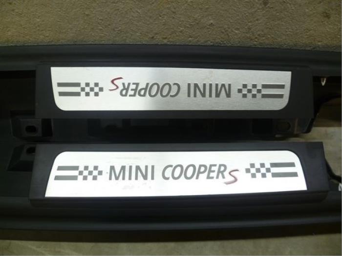 Zijskirtset links+rechts van een MINI Countryman (R60) 1.6 16V Cooper S 2014