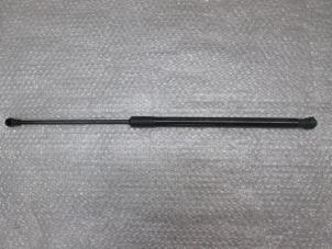 Gebruikte Amortisseur rechts-achter Infiniti Q30 (H15) Prijs € 12,10 Inclusief btw aangeboden door NNP Automotive Group