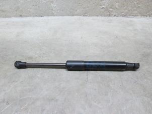 Nieuwe Kofferdekseldemper rechts-achter Volkswagen Golf VI Cabrio (1K) Prijs € 18,15 Inclusief btw aangeboden door NNP Automotive Group