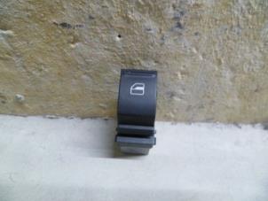 Gebruikte Elektrisch Raam Schakelaar Volkswagen Golf V (1K1) Prijs € 7,26 Inclusief btw aangeboden door NNP Automotive Group