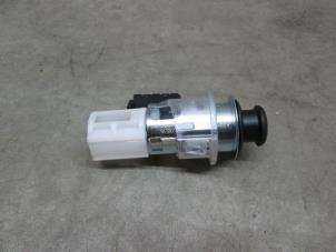 Nieuwe 12 Volt aansluiting Volkswagen Golf VII (AUA) Prijs € 4,84 Inclusief btw aangeboden door NNP Automotive Group