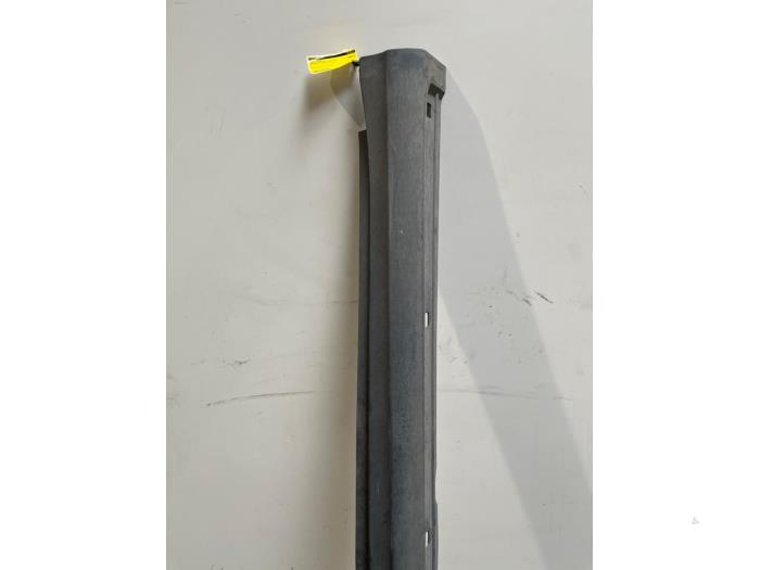 Dorpel links Mercedes A-Klasse