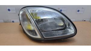 Gebruikte Koplamp rechts Mercedes SLK (R170) 2.0 200 K 16V Prijs € 249,26 Inclusief btw aangeboden door Autoparts Van De Velde