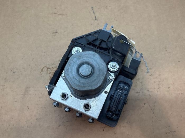 ABS Computer van een Mercedes-Benz CLA Shooting Brake (117.9) 1.5 CLA-180 d 16V 2018