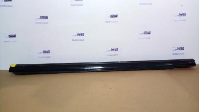 Dorpel links Mercedes E-Klasse